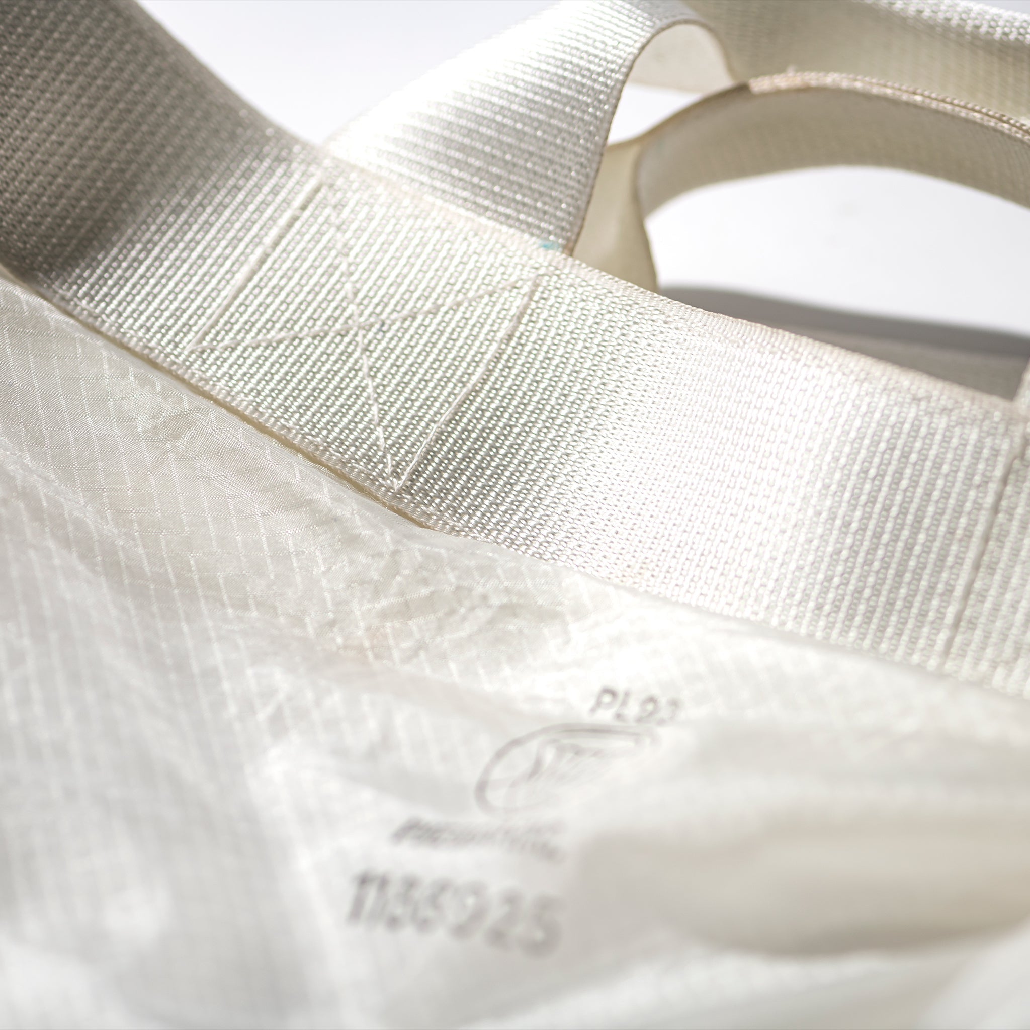 PUEBCO VINTAGE PARACHUTE LIGHT 2-WAY BAG / White