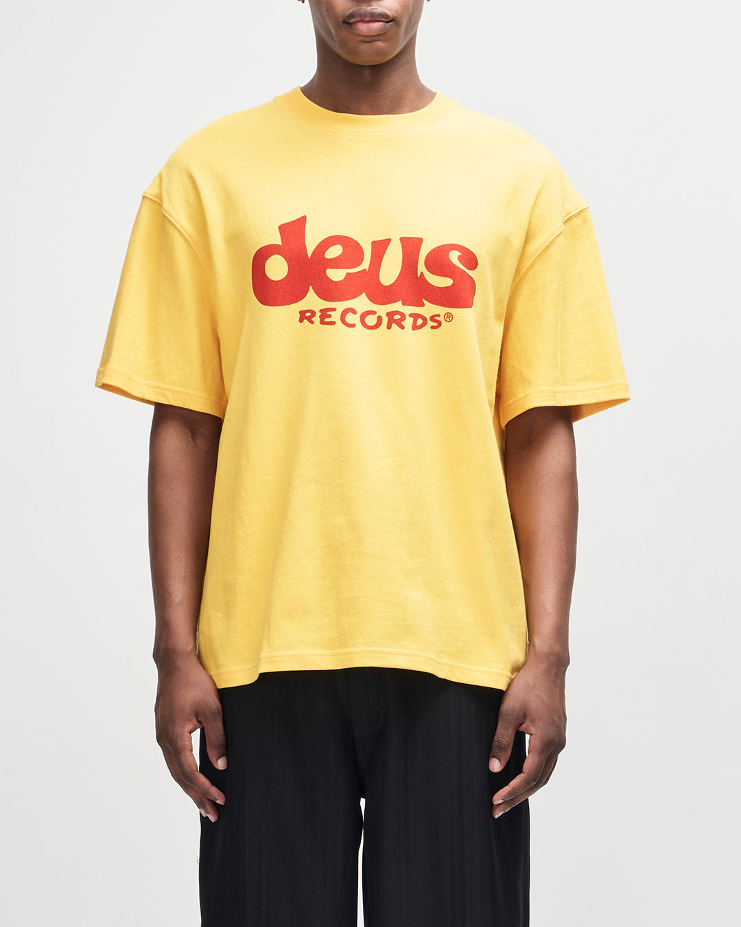 D261MTS181-SmileTee|Model