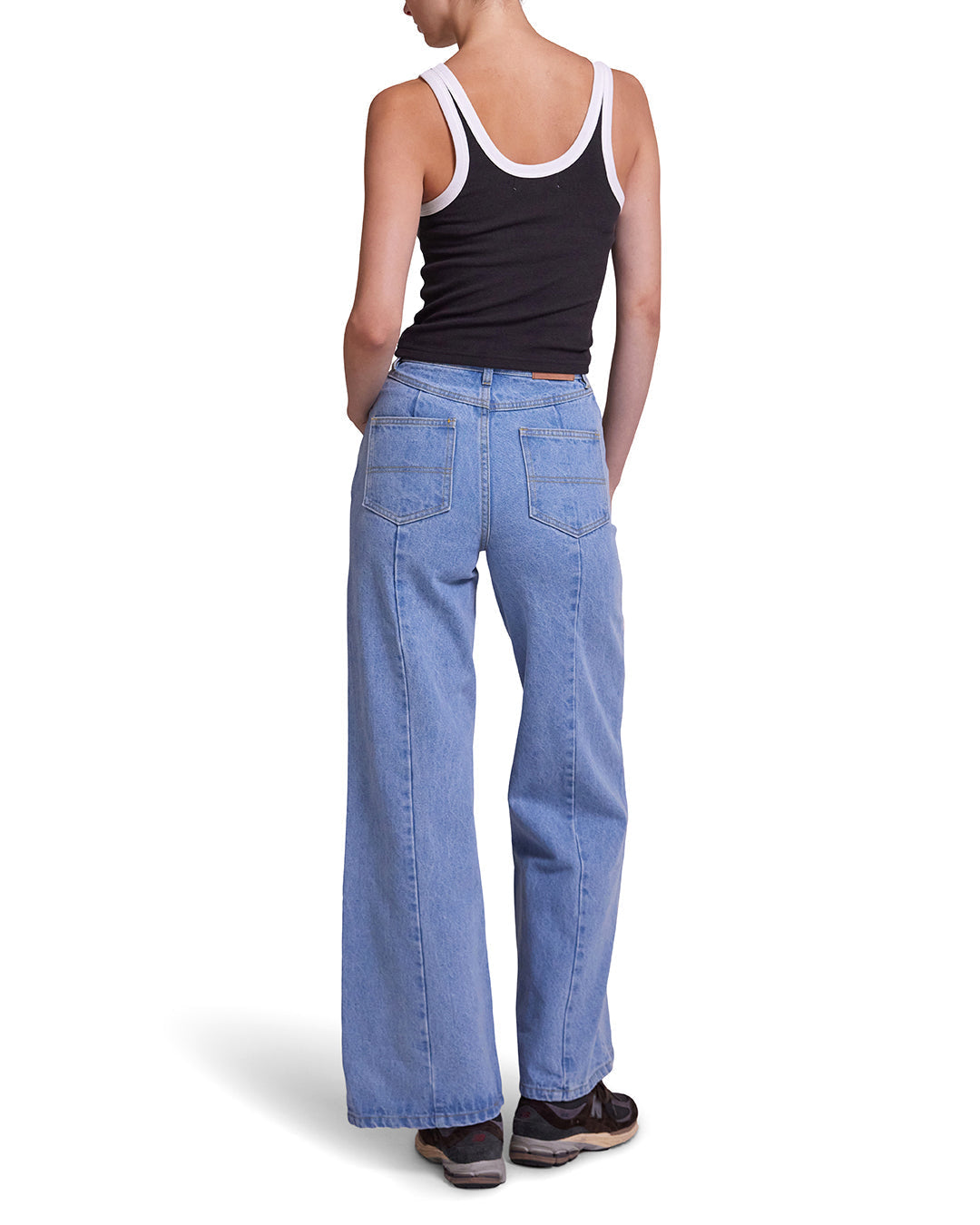 Jiro Jean - Lt Stonewash Indigo|Model