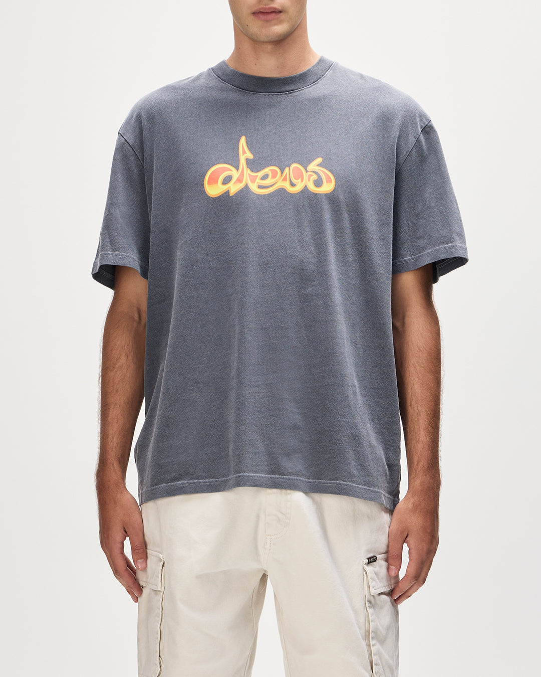 four-seasons-tee-anthracite|Model