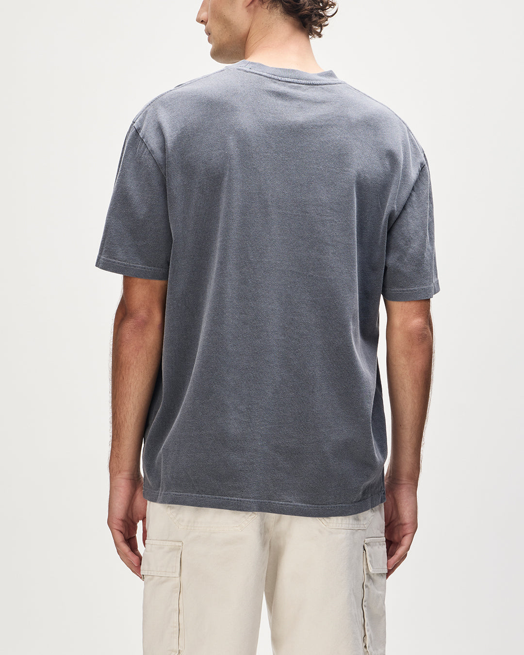 four-seasons-tee-anthracite|Model