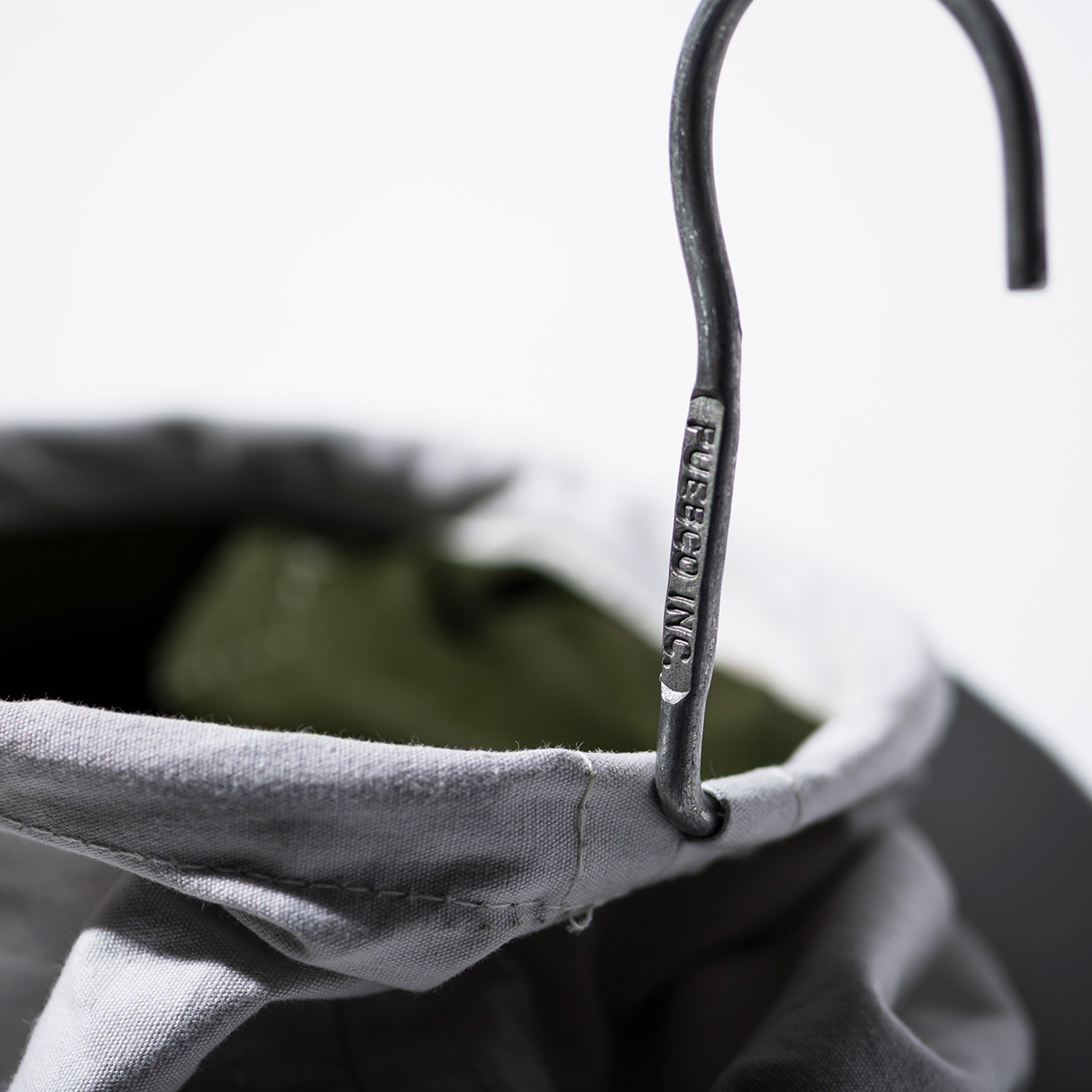 PUEBCO VINTAGE MATERIAL HOOK BASKET / Medium